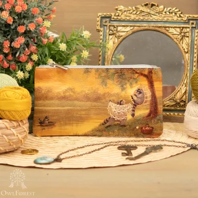 Косметичка кожаная «Еноты-рукодельники»